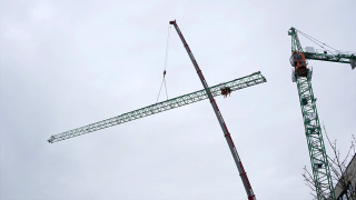 Die Hakenhöhe des Autokrans beträgt 55m.