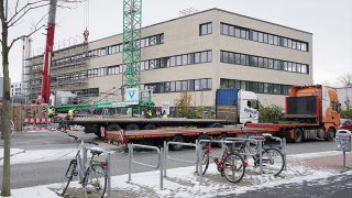 Meilenstein beim Neubau des Laborzentrums: Der Kran wird abgebaut.