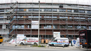 An der Außenfassade des Hauptgebäudes laufen unter anderem die Dämmarbeiten.