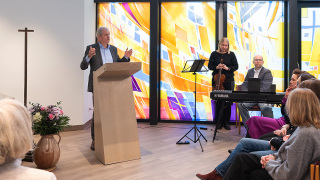 Anlässlich der Eröffnung sagte Prof. Dr. Dr. h.c. mult. Jens Scholz, Vorstandsvorsitzender (CEO) des UKSH: „Wir haben mit dem neuen Raum der Stille im Rahmen unseres Baulichen Masterplans einen Rückzugsort geschaffen, der allen Menschen im UKSH jederzeit offensteht. Eine gute Sichtbarkeit und Erreichbarkeit waren uns besonders wichtig“.