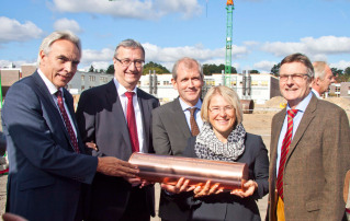 30.09.2015: Exakt ein Jahr nach der Vertragsunterschrift wird am Campus Lübeck der Grundstein für das Klinikum der Zukunft gelegt.