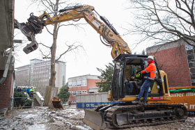Prof. Dr. Dr. h.c. Jens Scholz löst die ersten Betonteile aus der alten HNO. Voraussichtliche Fertigstellung des Neubaus mit einer Bruttogesamtfläche von 18.500 Quadratmetern ist 2027. Prof. Dr. Dr. h.c. Jens Scholz löst die ersten Betonteile aus der alten HNO. Voraussichtliche Fertigstellung des Neubaus mit einer Bruttogesamtfläche von 18.500 Quadratmetern ist 2027.