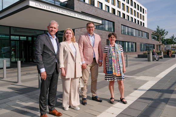 Prof. Scholz, CEO des UKSH, empfing S.E. Oleksii Makeiev, Generalkonsulin Dr. Iryna Tybinka und Finanzministerin Monika Heinold am Campus Kiel des UKSH.