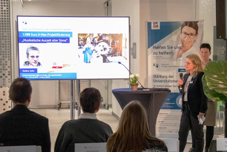Nadine Zeitz präsentiert die „Musikalische Auszeit“ für die Klinik für Kinder- und Jugendmedizin UKSH Gutes tun!-X-Mas-Förderprojekt: „Musikalische Auszeit“
