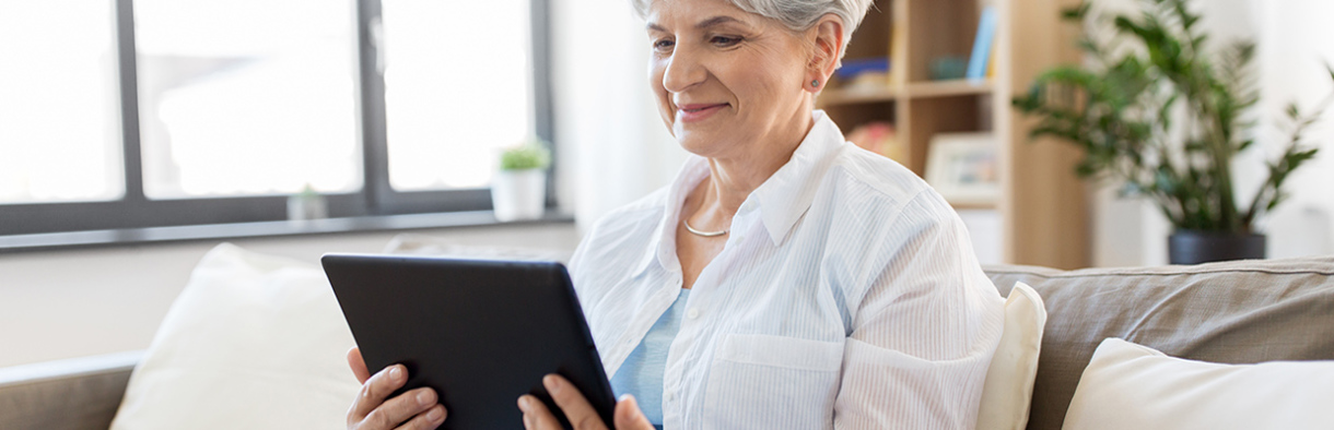frau 
senior 
tablet
technologie 
zuhause 
Surfen
computer 