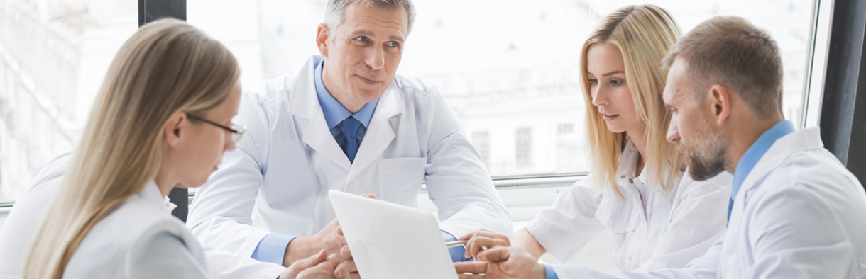 Expertinnen Experten Ärzte Gespräch Beratung_AdobeStock © yellowj_Banner_1240x400.210